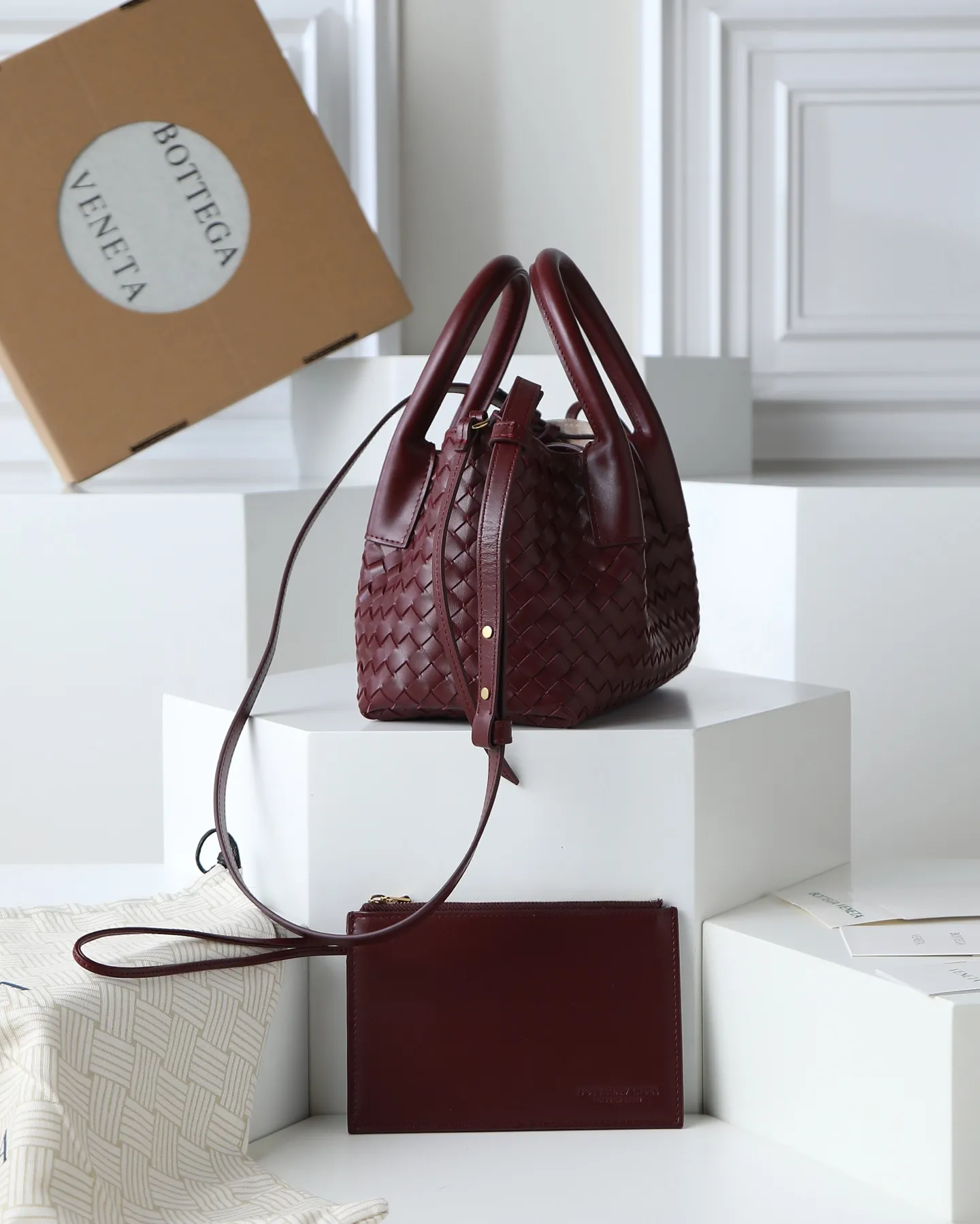 1000. BOTTEGA VENETA's 2025 new product pinacoteca has super soft leather, and the weaving function, practicality and relaxed fashion sense have not been lost ❤️‍🔥Amway is a must-have bag for sisters when going out. The size also accurately meets the commuting needs of urban beauties, and it can fit everything! ! ! 🔥The capacity should not be underestimated~ It doesn’t pick the person, the occasion, or the occasion. With its majestic curved outline, exquisite woven texture, delicate edges and rounded handles, this woven vegetable basket bag truly achieves the goal of “dressing up and being fashionable without getting in the way”~ Are you interested in Jimei? Style number: 819004 Size: 24*15*12cm